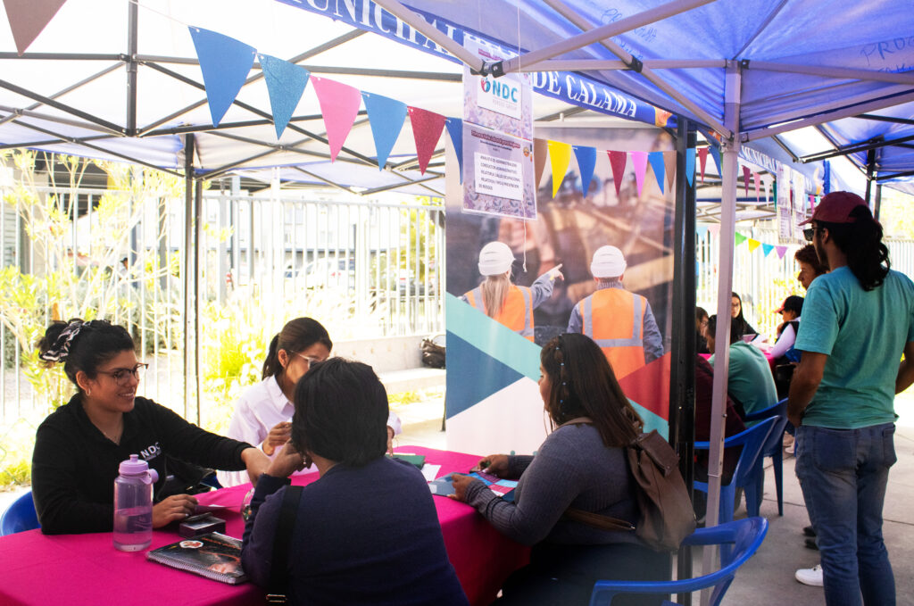 El pasado 8 de marzo, la Oficina Municipal de Intermediación Laboral (OMIL) de Calama organizó la primera feria laboral para mujeres en el Parque José Manuel Rodríguez, ubicado en el centro de la ciudad. En este contexto, la empresa NDC PERSSO GROUP se destacó por su participación activa en el evento, ofreciendo oportunidades laborales y promoviendo la igualdad de género en el ámbito laboral. Durante la feria, NDC PERSSO GROUP presentó diversas ofertas laborales. La empresa se comprometió a brindar un ambiente laboral inclusivo y respetuoso, donde se valoren las capacidades y el talento de cada persona, independientemente de su género. En palabras de la reclutadora de NDC PERSSO GROUP, Eusebia Gallegos Mamani, "Es importante que los postulantes tengan claro el perfil y la experiencia profesional con la que cuentan, para que el proceso de postulación sea más eficaz a la hora de buscar trabajo".